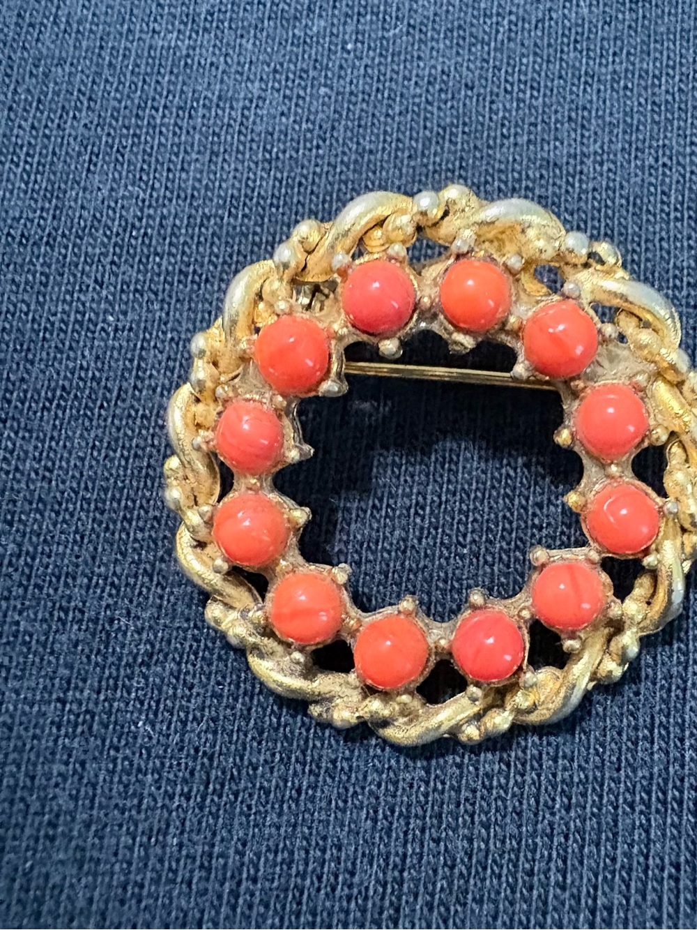 Vintage Gold Tone Wreath Brooch Coral Color Cabochon Circle Pin Unsigned 1.25”